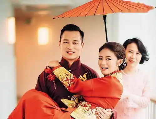安以轩二胎得女百亿富豪老公抱儿女现身,两年二胎效率惊人