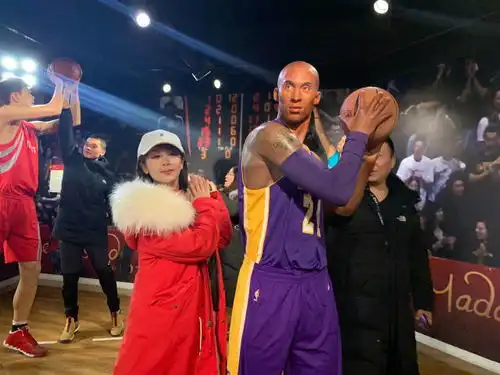 杨紫鼻子冻得通红与蜡像合影,和张一山嘟嘴求亲亲,感情真好