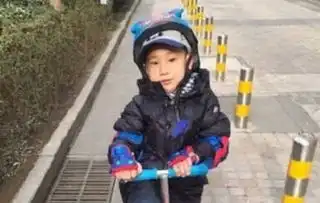 林大竣玩滑板车表情呆萌童年照片大曝光和林永健神同步