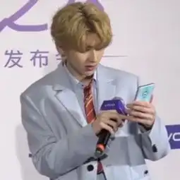 蔡徐坤身为流量小生,行为举止却像老大爷滑手机的样子成表情包