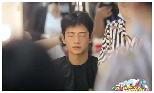 杨洋元气满满的剧照公开从活力少年变身拥有眼带的中老年人