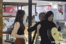 搞笑gif图旁边的那位姑娘表示内心受到了一万点伤害