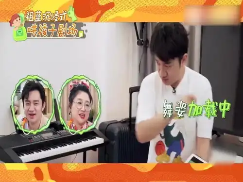 明星带娃系列,包贝尔放纵饺子一直看电视,父女两神同步表情包
