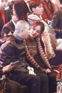 杨幂冯小刚活动上相谈甚欢,坐在身后的李易峰表情亮了