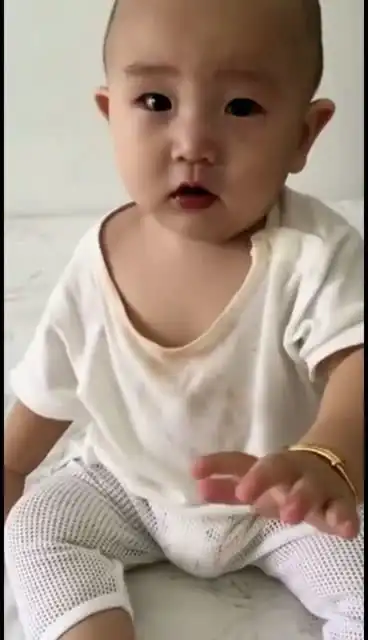 6个月的宝宝被姥姥骂,一副委屈的表情,快哭了