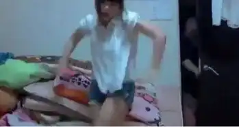 女儿忘我跳舞房中直播吓坏母亲网友老妈表情超有戏