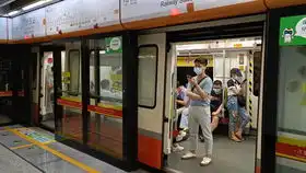 广州地铁三号线番禺广场机场北贯通交路广州东站出站之南瓜车