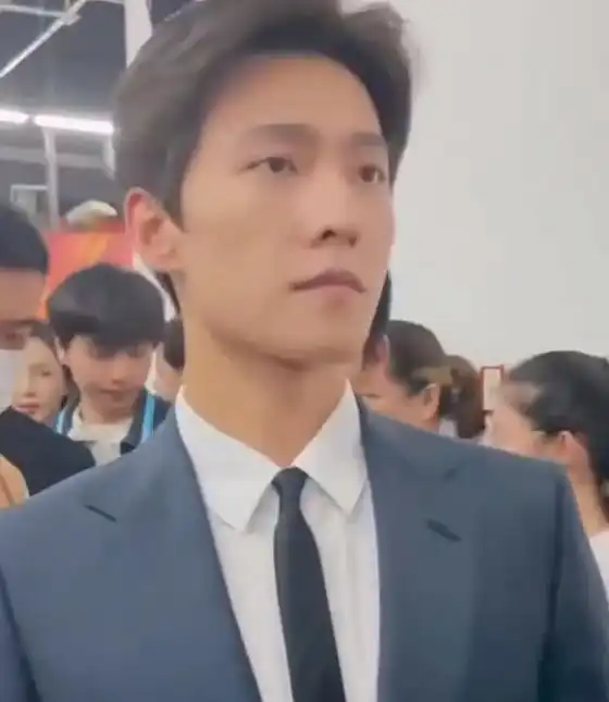 七一汇演众星合唱,后台生图曝光多数表情严肃,张艺兴杨紫抿嘴笑