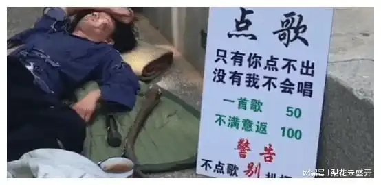 网恋了三年的女友奔现了,可是她好像不开心表情太明显了