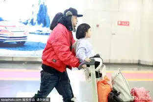 组图包贝尔夫妇穿情侣装现身饺子坐推车古灵精怪表情吸睛