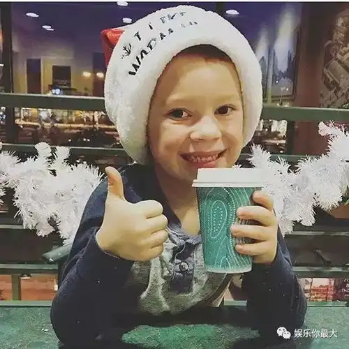他的微笑比老白还尴尬比杨幂更优雅,是官方假笑的范本没跑了