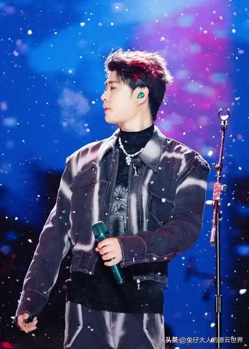 德云社张云雷凌晨发文,晒雪中演出照,辫哥哥在线叮嘱粉丝别感冒