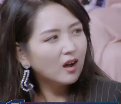 黄奕和叶璇现场互撕,可比起塑料姐妹情,她的这张脸才是亮点吧