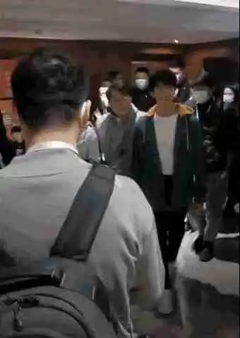 成龙被曝腰伤复发,走路一瘸一拐需要搀扶,引发粉丝担心