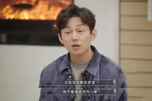 鞠婧祎担任广播员状况频出,何炅表情严肃,谢娜的眼神太暖了
