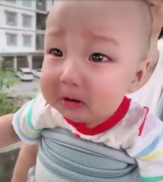 妈妈回家路上遇到宝宝,假装不认识,宝宝委屈的小表情让人心疼