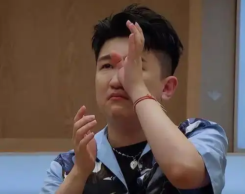 杨幂罕见失去表情管理网友原来我和明星仅差一个表情管理课