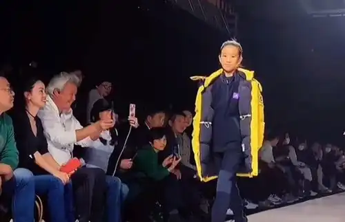 张庭女儿不惧外界吐槽相貌丑,t台走秀气场强,不靠脸吃饭就是硬气