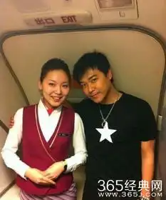 男明星坐飞机被逼跟空姐合影,最后一位太尴尬了