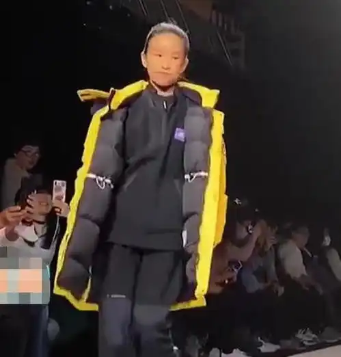 张庭女儿颜值多次被喷,首次走秀观众表情显冷漠,老爸很骄傲