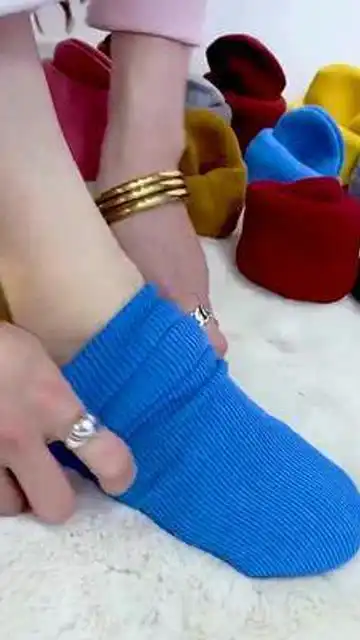 天气冷了,给自己和家人备上暖暖的袜子,脚暖了,心也暖了,全家都暖暖的