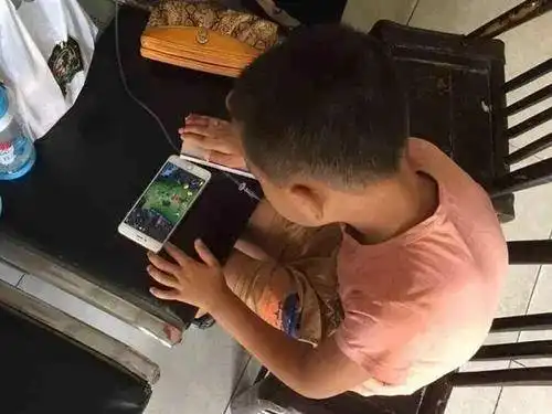 假期孩子沉迷手机,这样跟孩子约法三章,非常有效