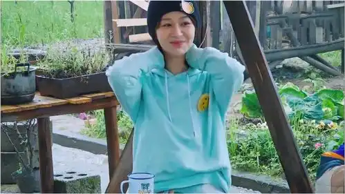 张艺兴彭彭玩扑克联手欺负妹妹,妹妹一出牌,两人就出炸弹