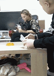 搞笑gif文艺女子的旅游拍照姿势