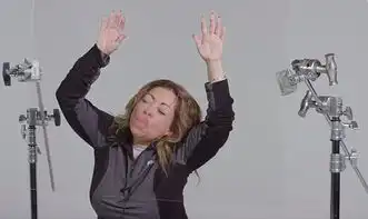 有趣美国百人对着玻璃展示亲吻表情神态各异