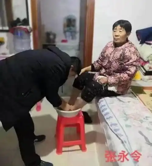 于桥乡开展念党恩孝双亲,为父母洗脚活动