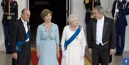 在英国女王面前川普也变乖乖牌伊莉莎白与历任美国总统交锋时刻