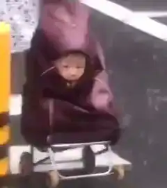 暴雨孩子被塞进买菜车拖走小朋友呆萌表情包上线