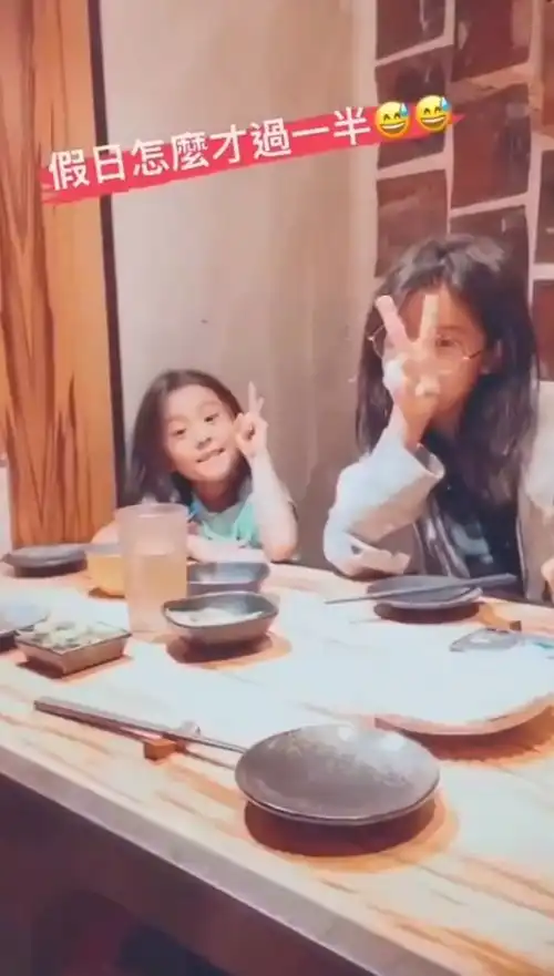 修杰楷晒仨女儿假日日常,咘咘假笑拍照,波妞变小调皮吃成表情包