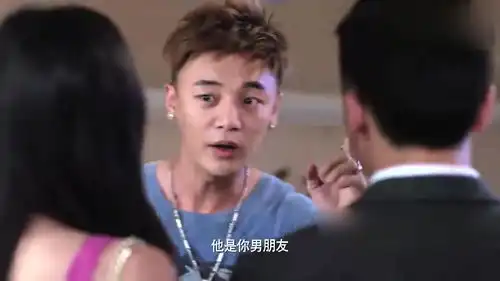 穷小伙去女友家找她,却发现女友挽着高富帅出来,秒懂头上绿油油