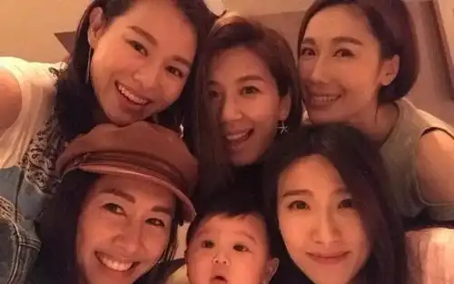 39岁胡杏儿挺孕肚现身派对,鸽子蛋成功抢镜儿子可爱萌娃范十足