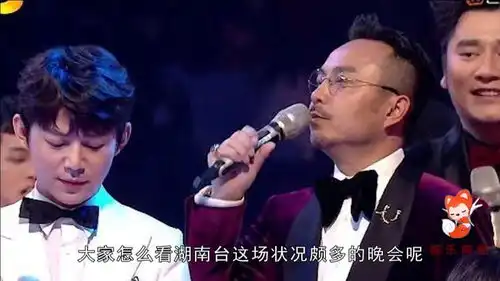 湖南卫视跨年晚会,汪涵两次打断何炅讲话,可有人注意何老师表情