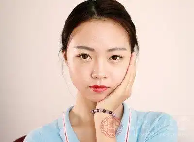 表情脸颊长痘痘是什么原因五招轻松去除脸颊痘痘表情