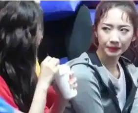 吴宣仪把喝过的奶茶给孟美岐,有谁注意孟美岐表情塑料姐妹情