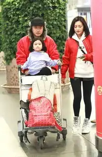 包贝尔夫妇穿情侣装现身女儿包饺子扮鬼脸萌翻了