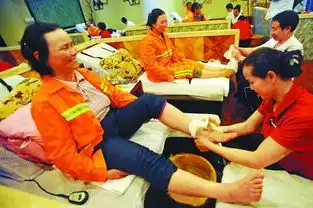 武汉一足疗店劳动节前夕为环卫工人免费洗脚