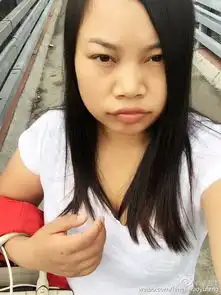 组图凤姐晒自拍称看气质穿白衣微露事业线