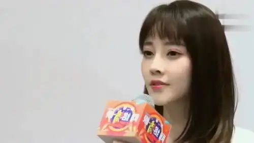 没有声卡就唱不好了冯提莫清唱一首红颜旧表情有点尴尬啊