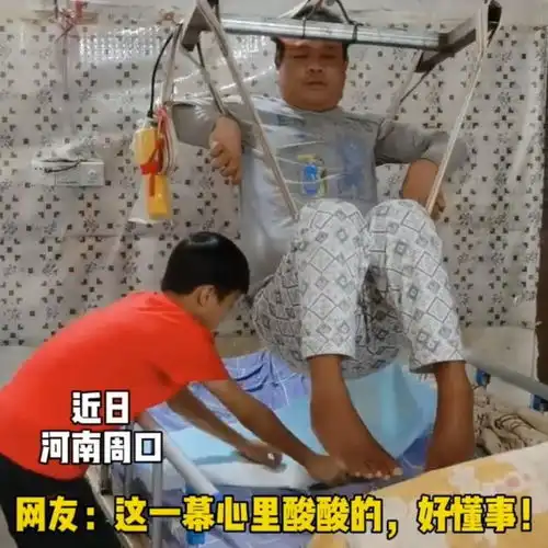 河南周口两个孩子照顾全身瘫痪的父亲六年,懂事得让人心疼