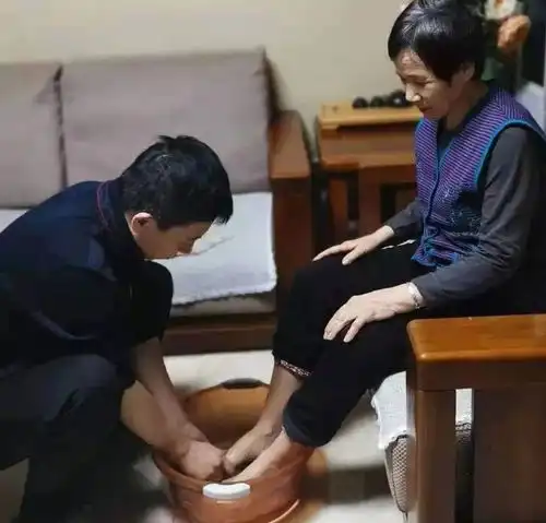 于桥乡开展念党恩孝双亲,为父母洗脚活动