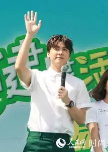 李易峰做活动与粉丝暴晒萌动表情像政委附体