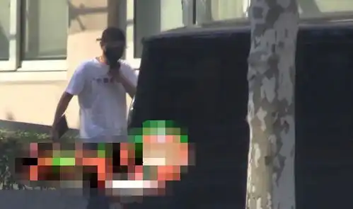 文章独自现身医院,走路踉踉跄跄状态差,全程呲牙表情难受
