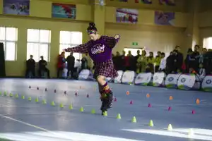 脚踏风火轮,轮滑场上演绎速度与激情