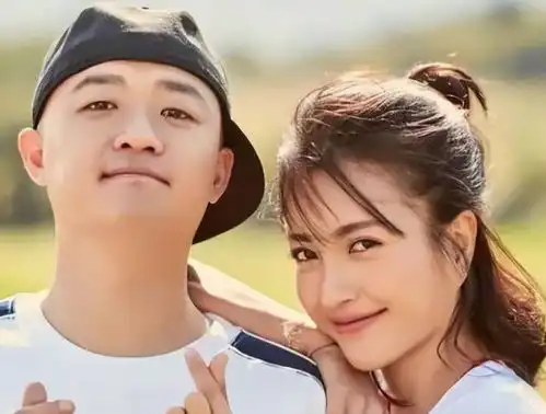 包贝尔携妻子现身韩国购物,包文婧穿搭太另类,二包被称为绝配
