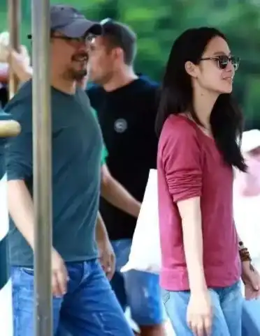 姜文夫妇罕见合体亮相,周韵表情高冷明星范十足,姜文像个铁憨憨