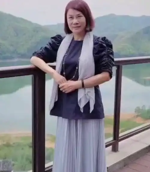 董明珠现身商场,一群人陪同排场大,穿开衫平底鞋有老人真实样